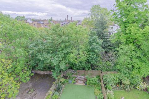 Flat D, 22 Adolphus Road, London, N4 2AZ