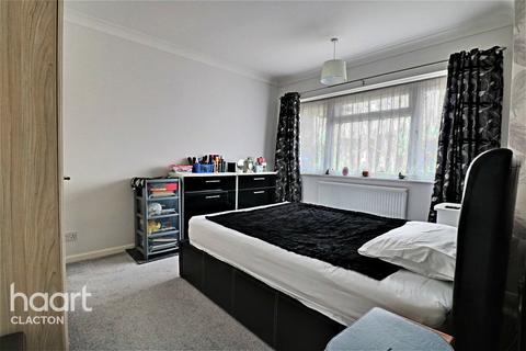 10 Crossfield Way, Kirby Cross, Frinton-on-sea, CO13 0LL
