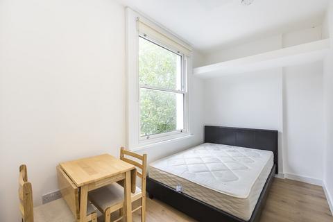 Studio to rent, Warwick Road, Earls Court, London SW5