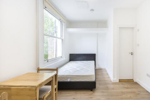 Studio to rent, Warwick Road, Earls Court, London SW5