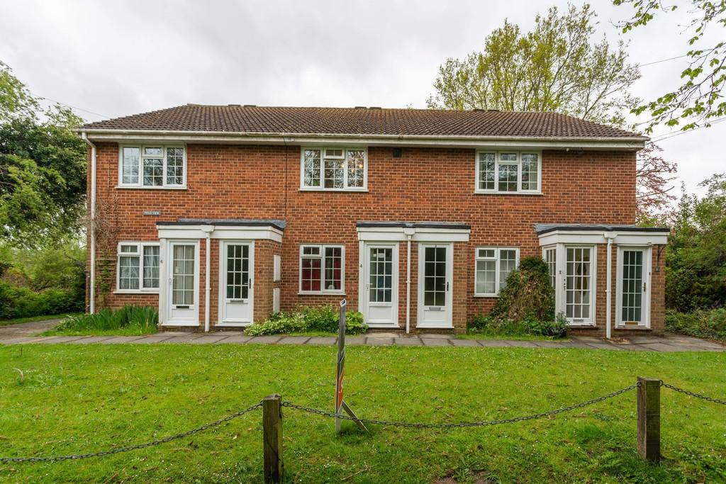 Available immediately in Robertsbridge 1 bed apartment £695 pcm (£160 pw)