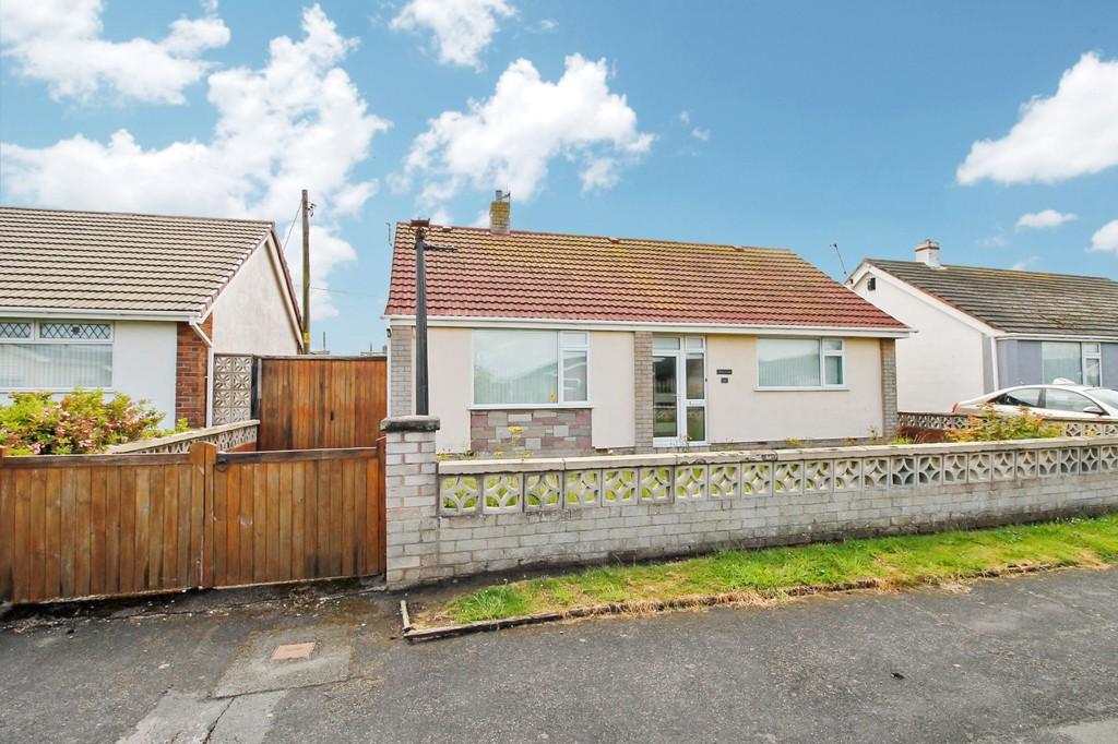 Roland Avenue, Kinmel Bay 2 bed detached bungalow £182,500