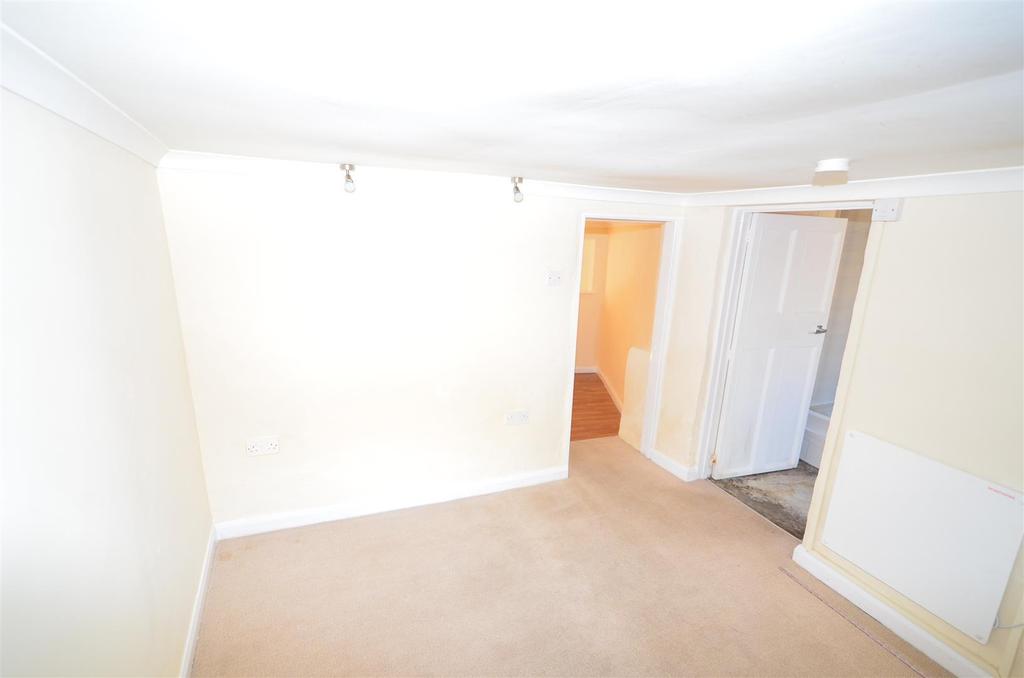 3x Flats, King Street, South Molton 4 bed terraced house £180,000