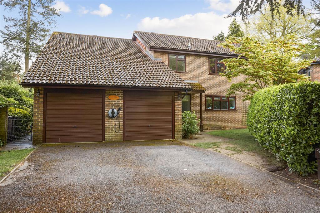 Sherwood 22 Milner Drive Cobham 5 bed detached house £4,250 pcm (£981 pw)