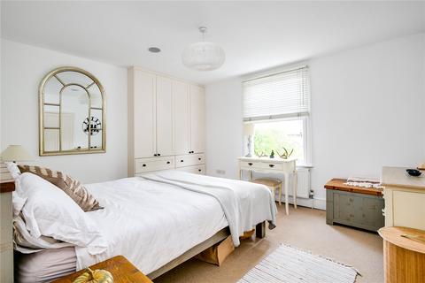 49b Culvert Road, London, SW11 5AU