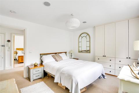 49b Culvert Road, London, SW11 5AU