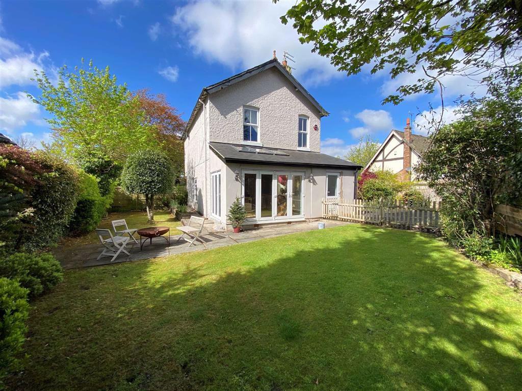 Buxton Road, High Lane, Stockport, Cheshire 3 bed detached house for