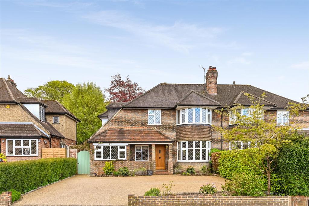 Shelvers Way, Tadworth 4 bed semidetached house £2,950 pcm (£681 pw)