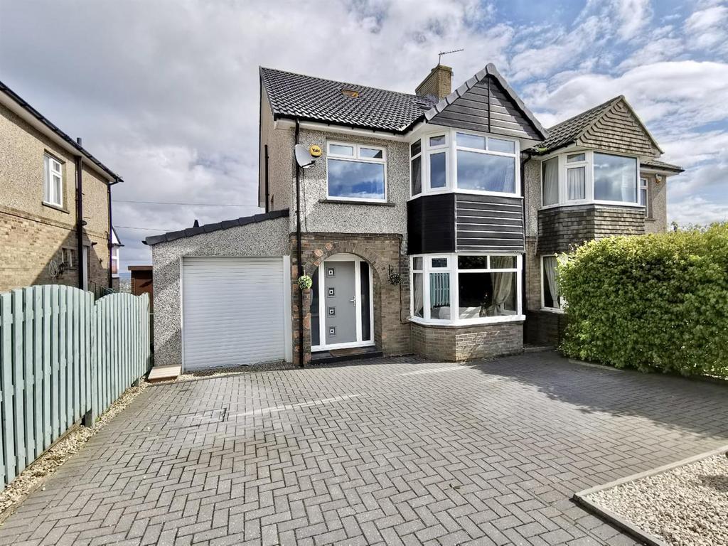 Highgate Grove, Queensbury, Bradford 4 bed semidetached house £280,000