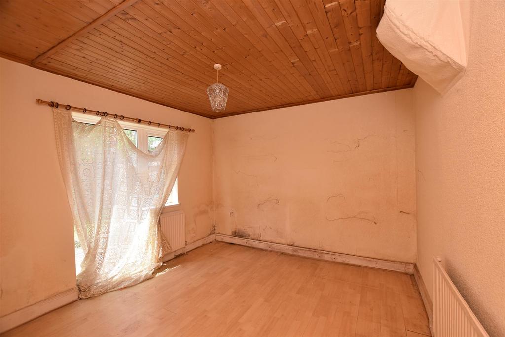 Stones Road, Epsom 2 bed detached bungalow £425,000