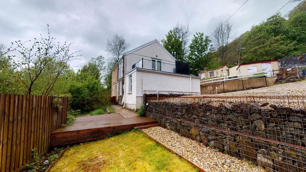 Clees Lane, Ystalyfera, Swansea, SA9 2BX 3 bed semidetached house £