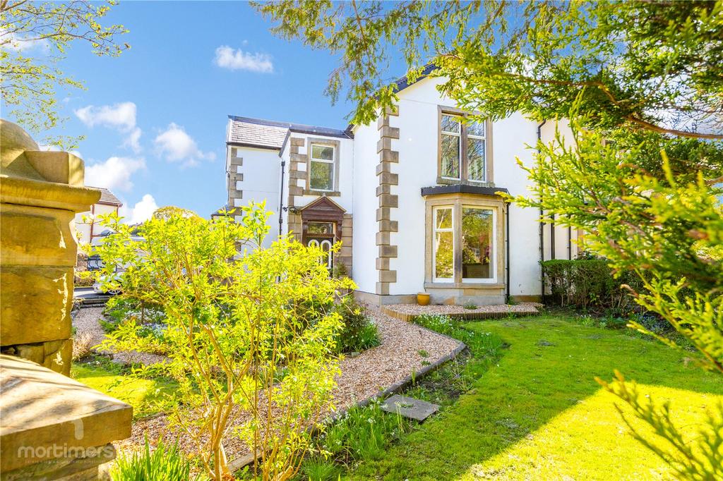 Knowsley Road, Wilpshire, Blackburn, BB1 4 bed semidetached house £