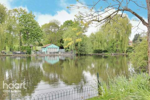 3 Broadway, Romford, RM2 5NS