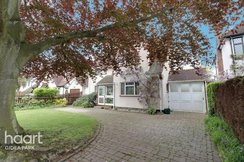 3 Broadway, Romford, RM2 5NS