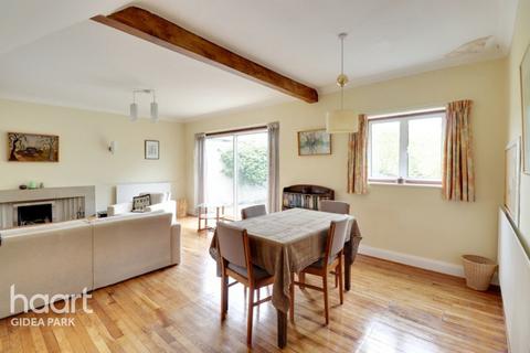 3 Broadway, Romford, RM2 5NS
