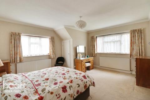 3 Broadway, Romford, RM2 5NS