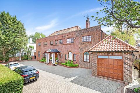 15 Roehampton Gate, London, SW15 5JR