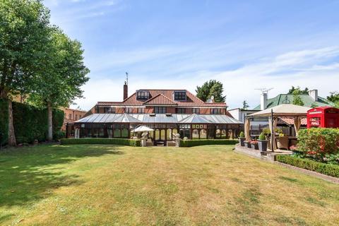 15 Roehampton Gate, London, SW15 5JR