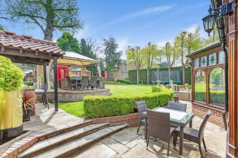 15 Roehampton Gate, London, SW15 5JR