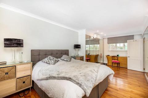 15 Roehampton Gate, London, SW15 5JR