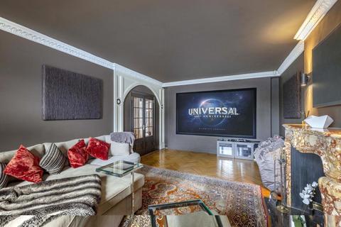 15 Roehampton Gate, London, SW15 5JR