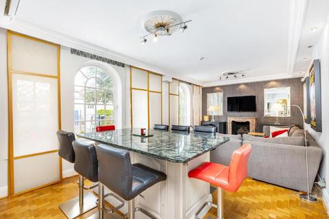 15 Roehampton Gate, London, SW15 5JR