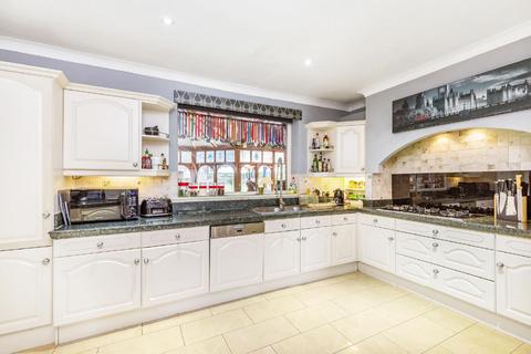 15 Roehampton Gate, London, SW15 5JR
