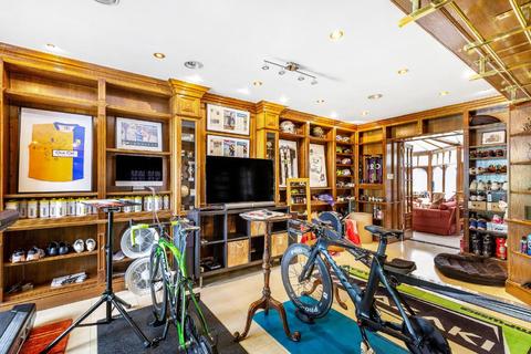15 Roehampton Gate, London, SW15 5JR