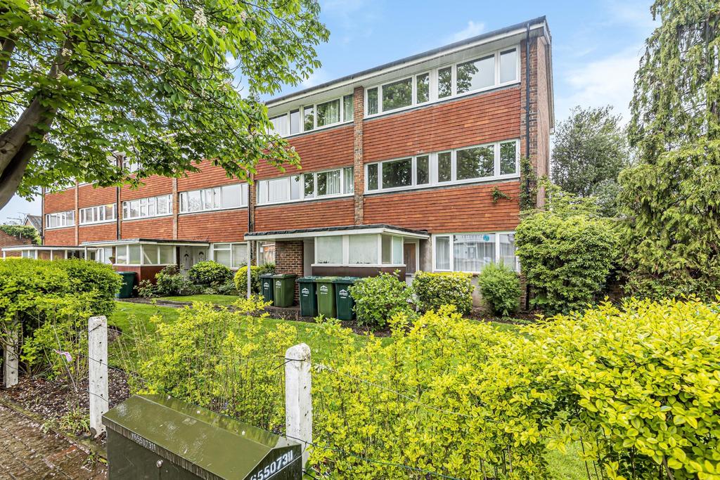 High Street, Shepperton, TW17 2 bed flat £1,295 pcm (£299 pw)