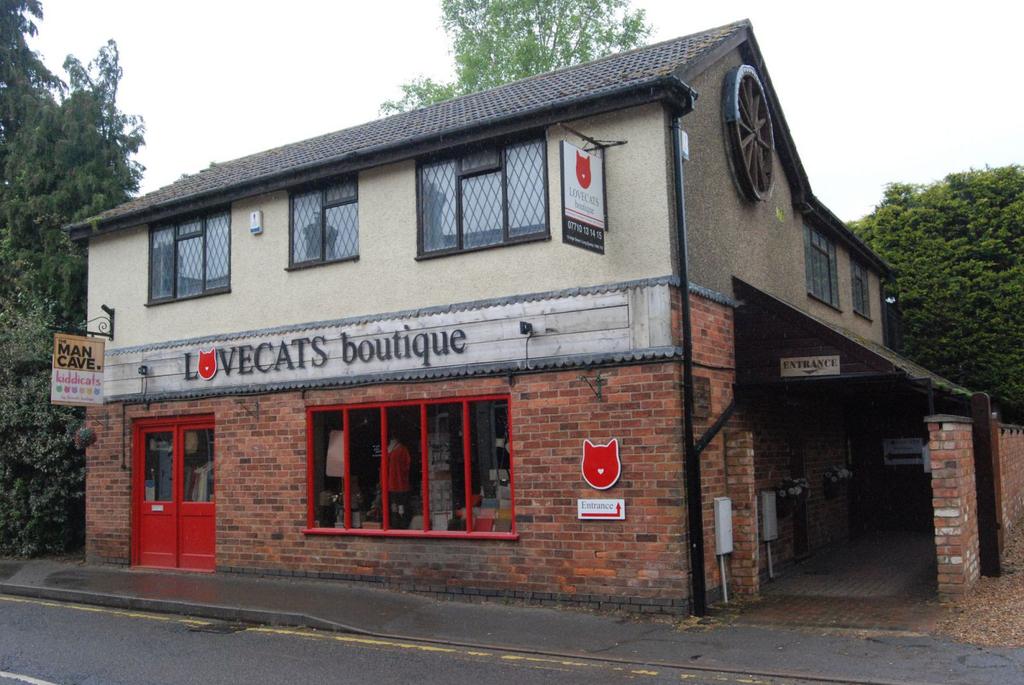 High Street, Long Buckby, Northampton... 2 bed flat £695 pcm (£160 pw)