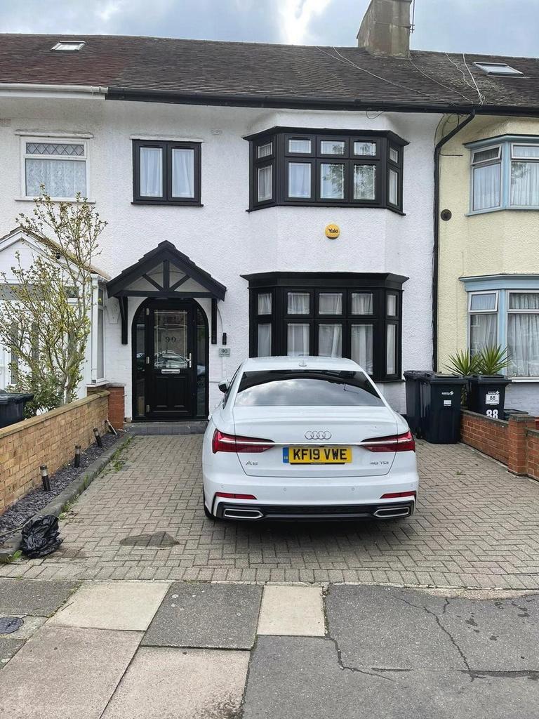 Cantley Gardens, Newbury Park, IG2 4 bed house £1,900 pcm (£438 pw)