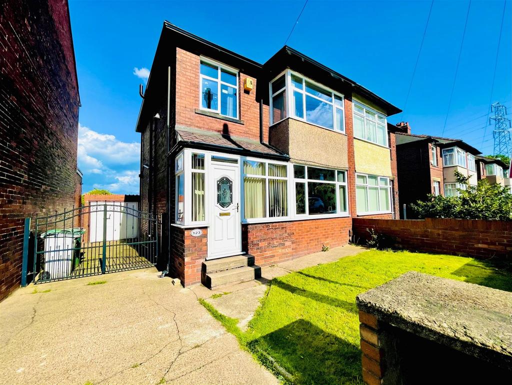 Edge Lane, Thornhill, Dewsbury, WF12 0HB 3 bed semidetached house £