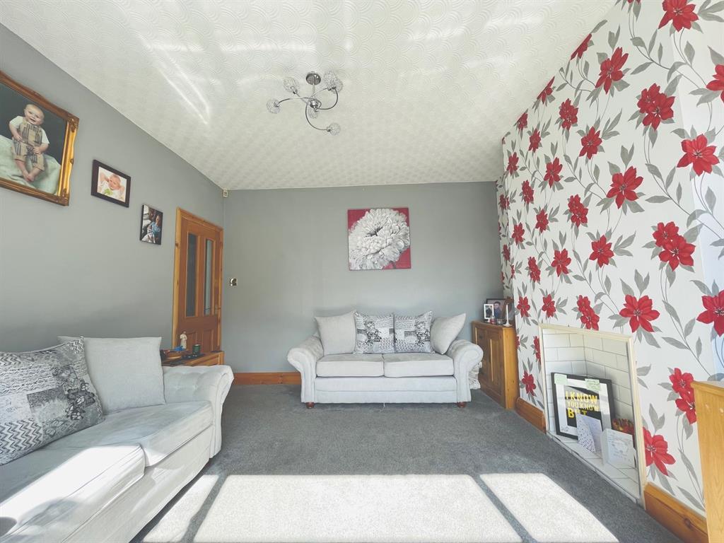Edge Lane, Thornhill, Dewsbury, WF12 0HB 3 bed semidetached house £