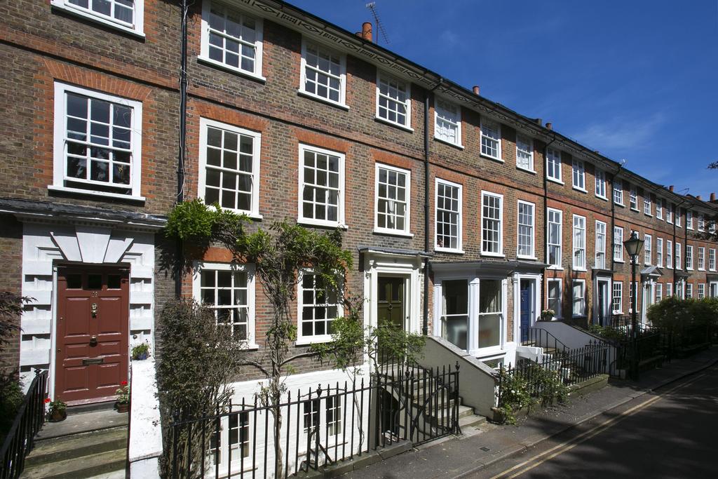 Sion Road, Twickenham, Middlesex, UK, TW1 4 bed terraced house £5,500