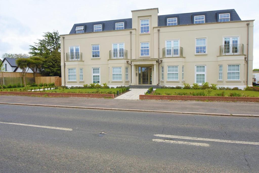 Slough Road, Datchet, Slough, SL3 2 bed apartment £1,450 pcm (£335 pw)