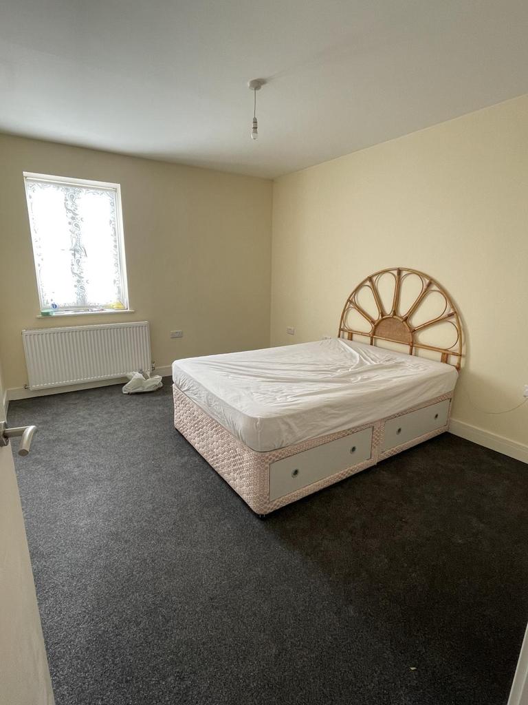 Specious 2 bedroom flat for rent in harlod wood