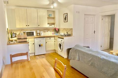 2 bedroom maisonette to rent, Tongham Road