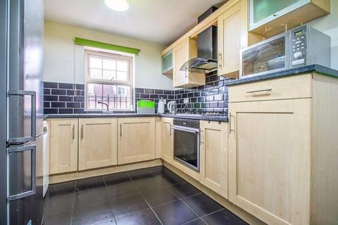 3 bedroom townhouse to rent, New Village Way, Churwell, Leeds