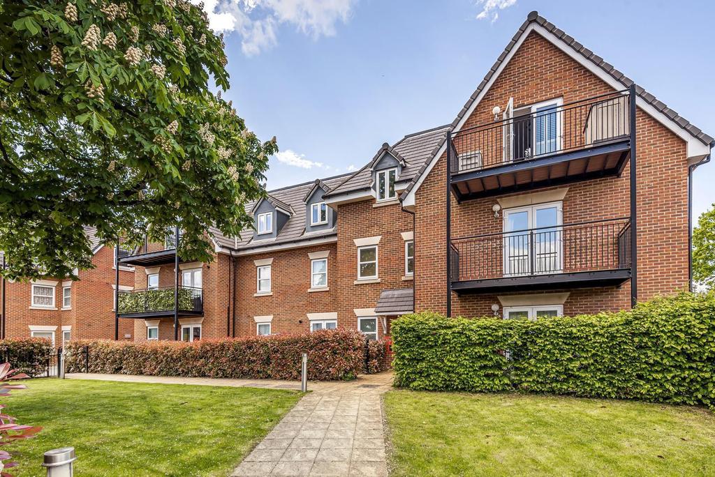 Beech House, Hersham, KT12 1 bed flat £279,950