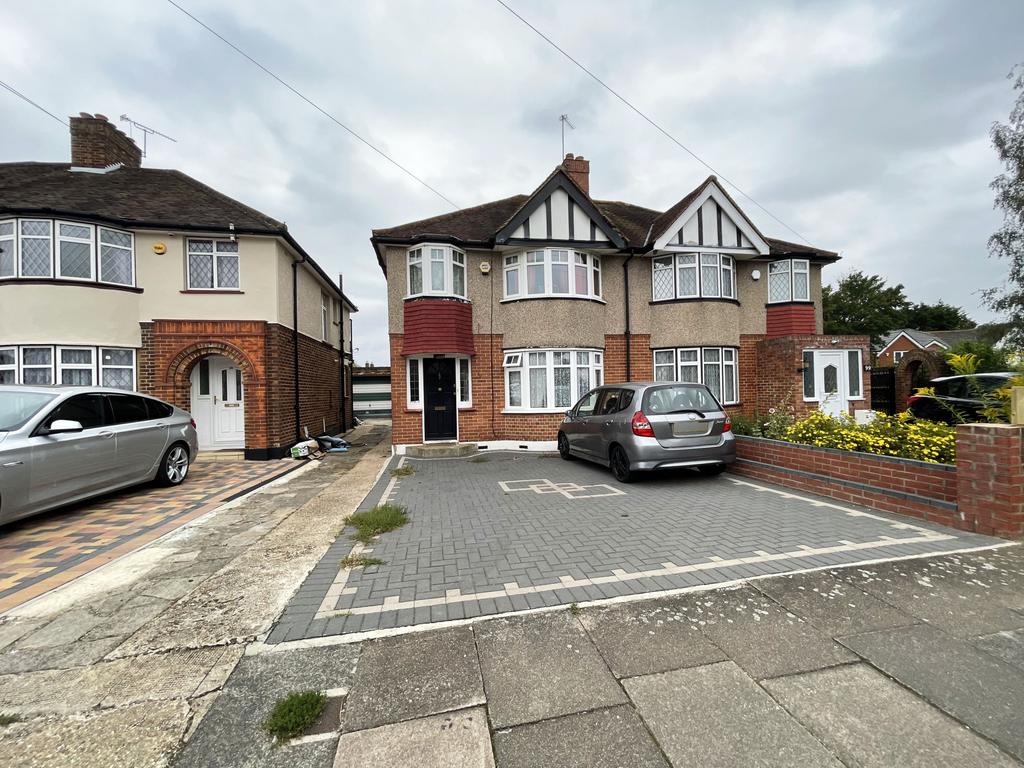 Wentworth Crescent, Hayes, UB3 3 bed semidetached house £550,000