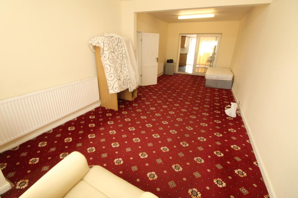 Southall, UB1 3 bed semidetached house £1,550 pcm (£358 pw)
