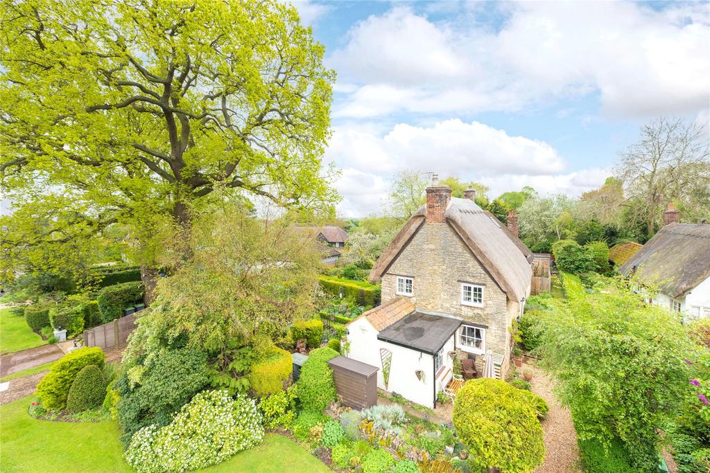 Main Road, Biddenham, Bedfordshire, MK40 2 bed semidetached house £