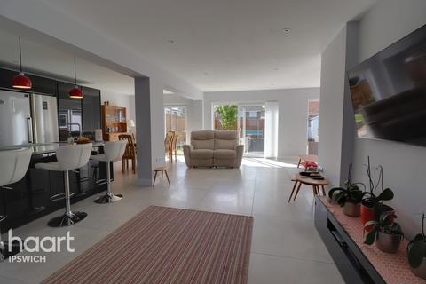 12 Leggatt Drive, Bramford, Ipswich, IP8 4ET