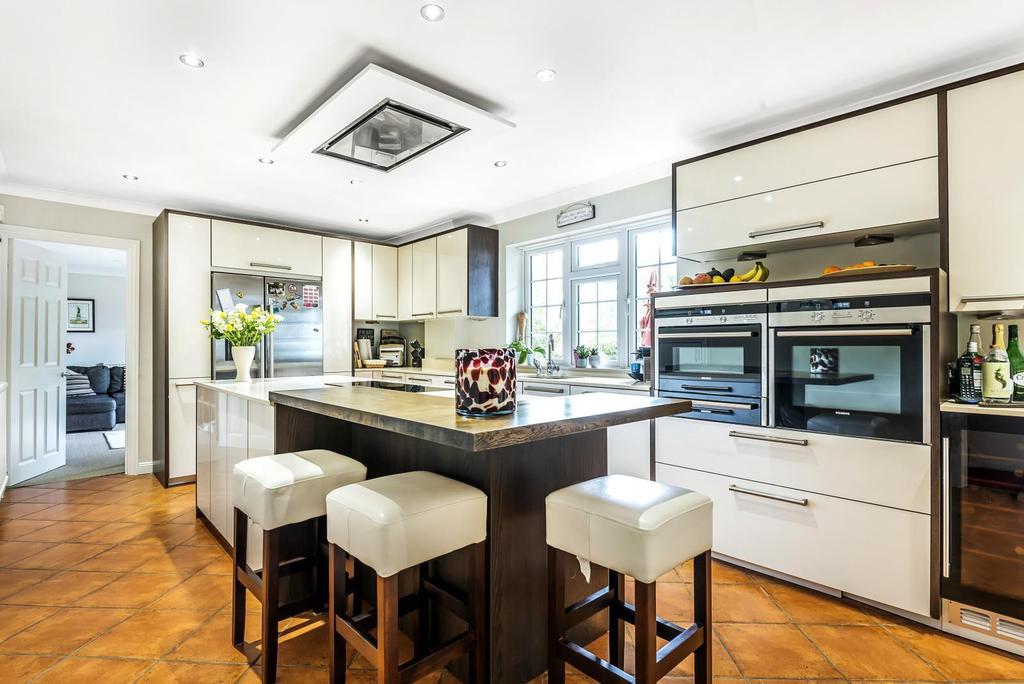 Oatlands Mere, Weybridge, KT13 5 bed detached house £1,750,000