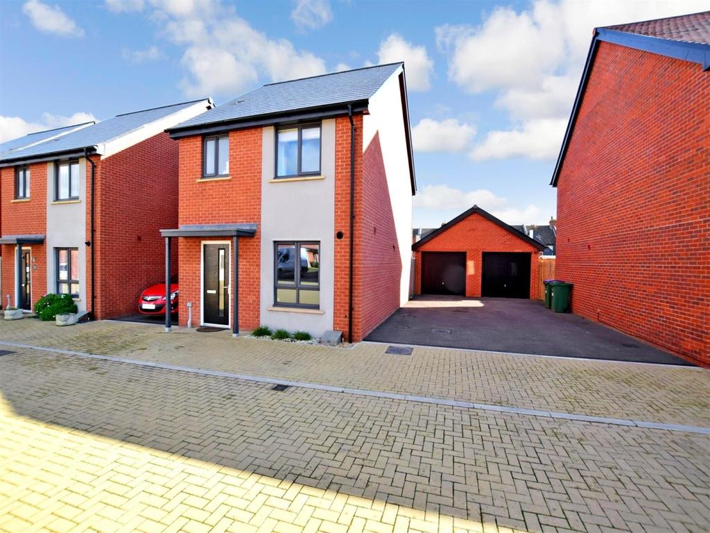 The Lancers Folkestone CT20 3 bed detached house £1,100 pcm (£254 pw)
