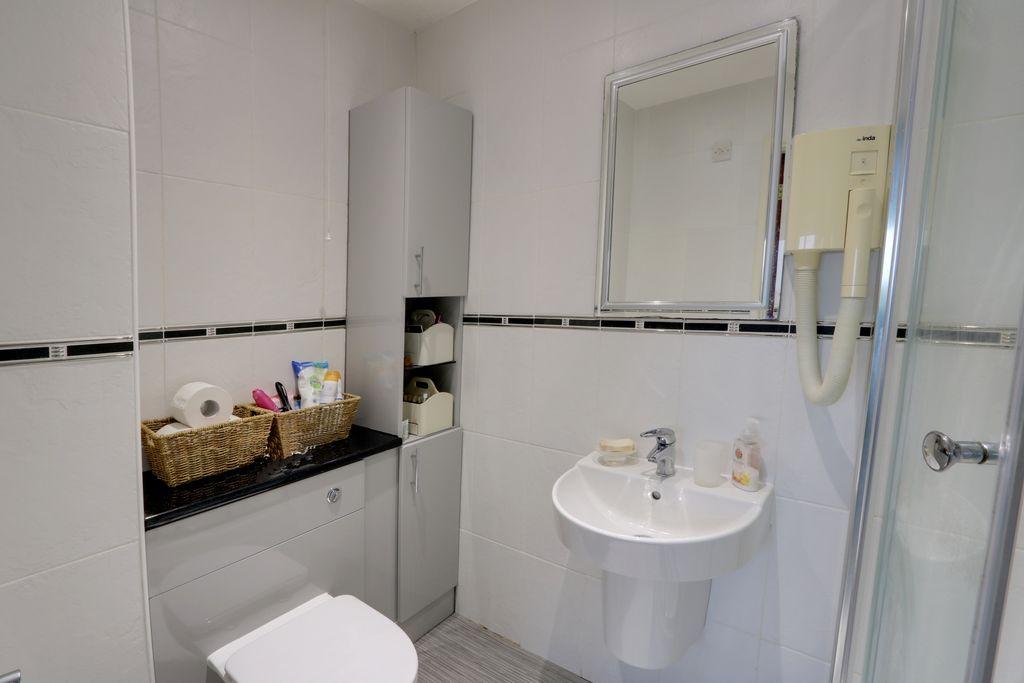 Ensuite to Bed 1