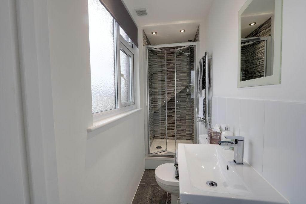 Ensuite to Bed 1