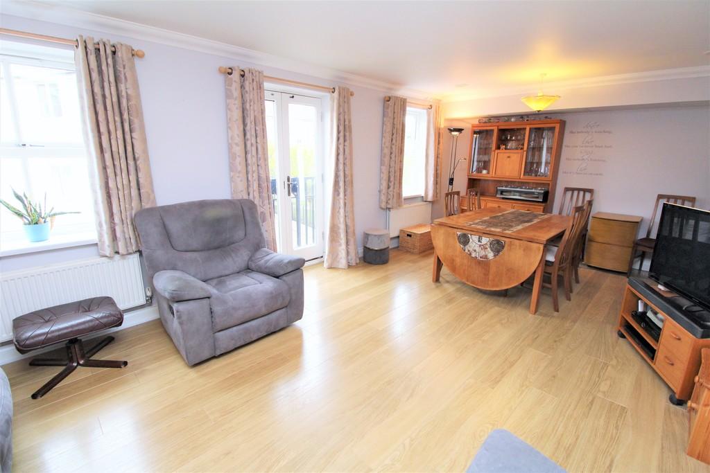 Henry Laver Court, Colchester, Co3 3dy 2 Bed Apartment - £215,000