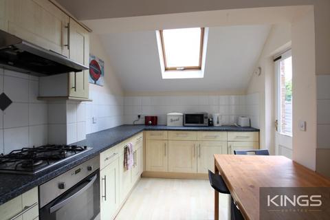 4 bedroom semi-detached house to rent, Woodmill Lane