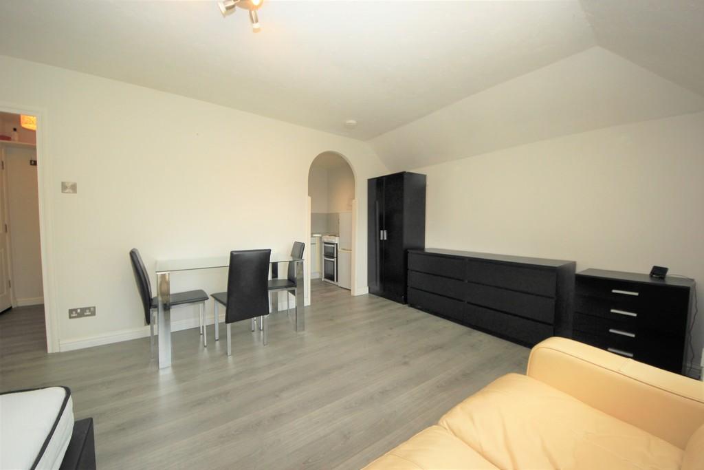 Snowdon Drive, London Studio £900 pcm (£208 pw)